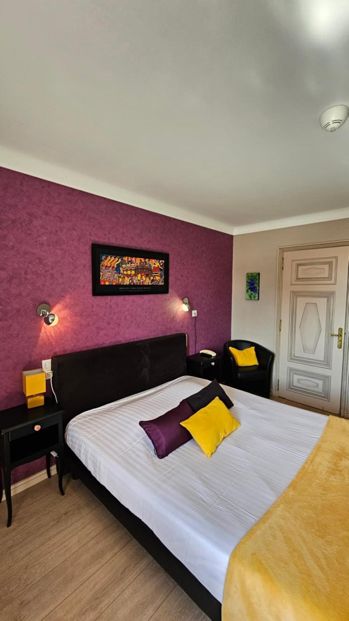 Hotel Les Deux Magots Ла-Рош-Бернар Экстерьер фото